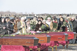 Семью харьковского судьи похоронили в закрытых гробах
